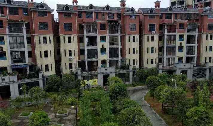 郴州資興市御景銘城小區(qū)恒壓供水設(shè)備+不銹鋼水箱一套