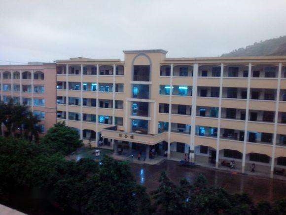 梧州市龍圩區(qū)第二初級中學定購5.5KW恒壓供水設(shè)備一臺